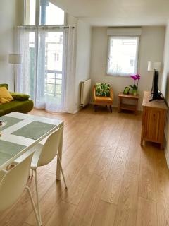 Jade Apart Bussy Centre Disney 10min - 6