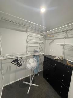 Private Ensuite with Spa in Upper Hutt - Upper Hutt - 4
