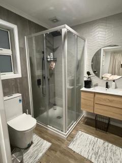 Private Ensuite with Spa in Upper Hutt - Upper Hutt - 1