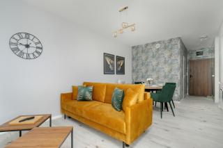 Beautiful Apartment with Balcony & Free Garage by Noclegi Renters - Poznań - 4
