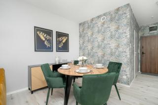 Beautiful Apartment with Balcony & Free Garage by Noclegi Renters - Poznań - 1