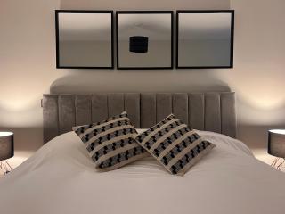 Modern Apartment - BHX NEC - Free Secure Gated Parking - Solihull - 0