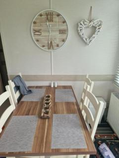 Inviting 2-Bed Caravan on Combe Haven Holiday Park - Hollington - 4