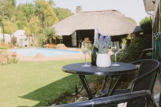 Contemporary Gem: Studio with Serene Pool View - Newcastle - 1