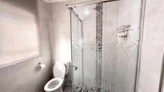 Contemporary Gem: Studio with Serene Pool View - Newcastle - 3