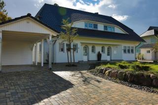 Schönes Ferienhaus in Middelhagen mit Großem Garten und Strand in der Nähe - Lobbe - 0