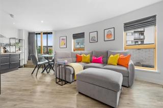 Central Apartment with Balcony & Secure Parking - Manchester - 0