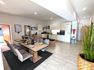 BesTime - 5 Schlafzimmer, Wohnzimmer, Küche, Waschtrockner, Terrasse, Smart-TVs, Netflix, Tischfußball - 1