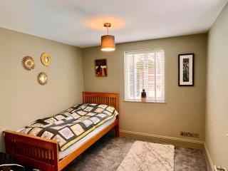 Historic & Stylish Cottage - 3