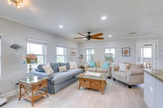Walk to Crystal Beach Pet-Friendly Home with Deck - Crystal Beach - 6