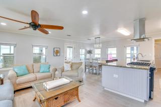 Walk to Crystal Beach Pet-Friendly Home with Deck - Crystal Beach - 5