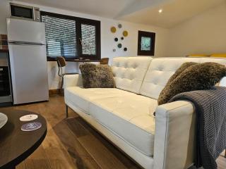 Treetops Lodge, private parking & garden - 9