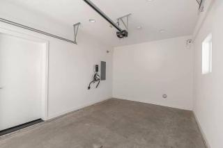 Sunny Modern Masterpiece with EV Charging and A/C - Seattle - 1
