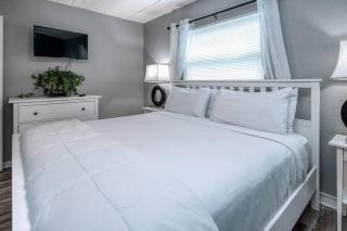 Sunset Beach Suites #5 - Under New Management! Pet Friendly and Steps to the Beach! - St Pete Beach - 2
