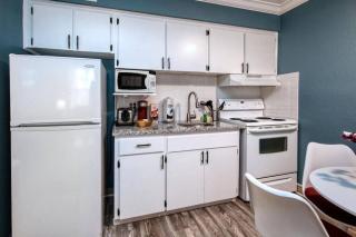 Sunset Beach Suites #5 - Under New Management! Pet Friendly and Steps to the Beach! - St Pete Beach - 4