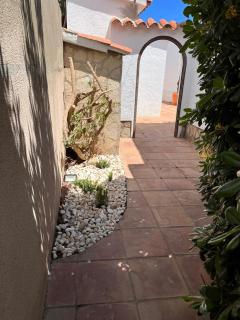 Villa Empuriabrava on main canal with 13 m private mooring, private pool, air con in all rooms, non-smoking - Empuriabrava - 1