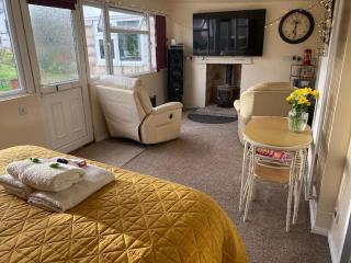 Detached Romantic Studio. - - 3