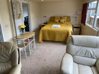 Detached Romantic Studio. - - 7