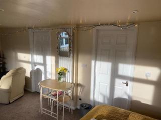 Detached Romantic Studio. - - 5