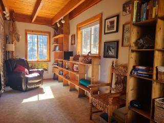 Blacktail Cabin Hideaway with hot tub - Lakeside - 9