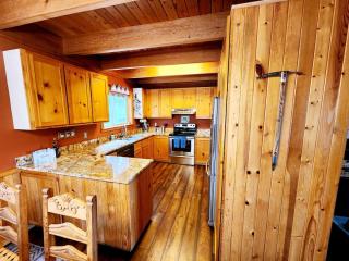 Blacktail Cabin Hideaway with hot tub - 1