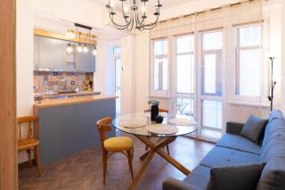 Seaside Estate - Cozy and Romantic - Public Parking Nearby - 2