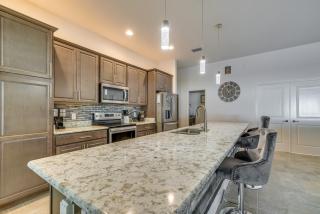 Pool and Resort Landscaping Bright Oxford Getaway - 4