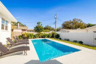 Family Fun Paradise! 5 mins to Beach, Heated Pool - 6