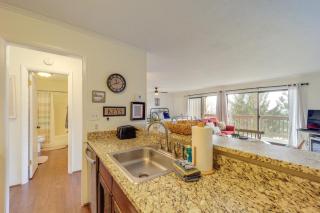 Beech Mountain Studio with Balcony Less Than 1 Mi to Skiing! - Beech Mountain - 4