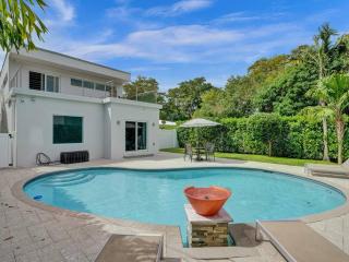 Contemporary 2BR Home with Pool & BBQ Access - Fort Lauderdale - 0