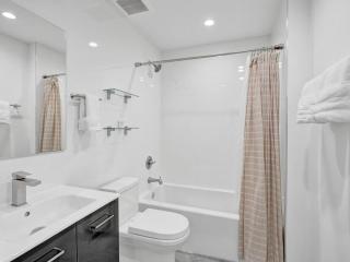 Contemporary 2BR Home with Pool & BBQ Access - Fort Lauderdale - 9
