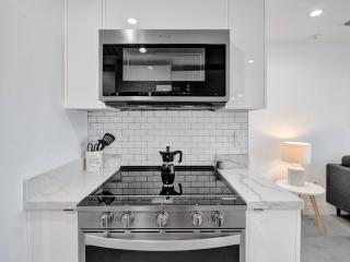 Contemporary 2BR Home with Pool & BBQ Access - Fort Lauderdale - 8