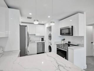 Contemporary 2BR Home with Pool & BBQ Access - Fort Lauderdale - 7
