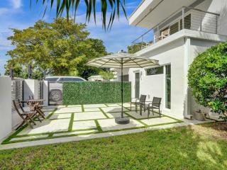 Contemporary 2BR Home with Pool & BBQ Access - Fort Lauderdale - 5