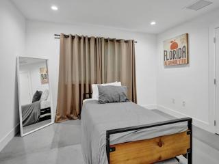 Contemporary 2BR Home with Pool & BBQ Access - Fort Lauderdale - 4