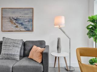 Contemporary 2BR Home with Pool & BBQ Access - Fort Lauderdale - 3