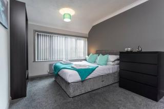 Stylish House - Close to City Centre - Free Parking, Super-Fast Wifi and Smart TVs by Yoko Property - Middlesbrough - 0
