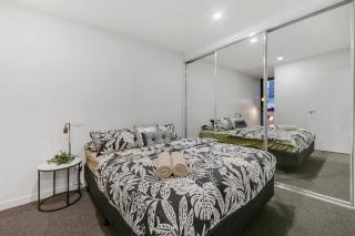 A Comfy 2BR Apt 5-Min Walk To Melbourne Central - 7