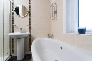 Stylish House - Close to City Centre - Free Parking, Super-Fast Wifi and Smart TVs by Yoko Property - Middlesbrough - 2