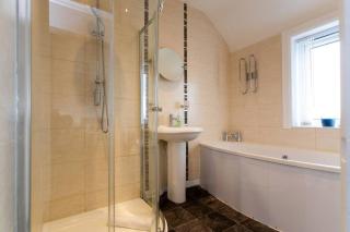 Stylish House - Close to City Centre - Free Parking, Super-Fast Wifi and Smart TVs by Yoko Property - Middlesbrough - 4