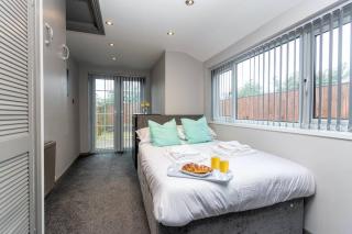 Stylish House - Close to City Centre - Free Parking, Super-Fast Wifi and Smart TVs by Yoko Property - Middlesbrough - 6