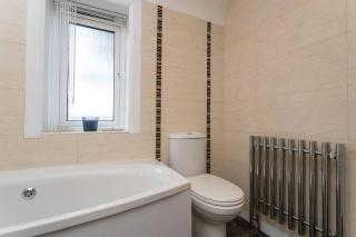 Stylish House - Close to City Centre - Free Parking, Super-Fast Wifi and Smart TVs by Yoko Property - Middlesbrough - 3