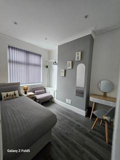 By the Joyous Stays - House with home comforts - 3