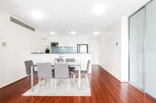 A Comfy & Spacious 2BR Apt Harbour View - Sydney - 4