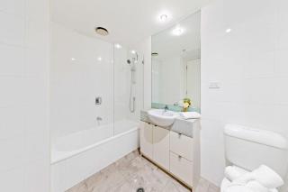 A Large 2BR Apt Near Crown Sleeps 8 FREE Parking - 2