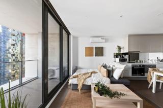 A 2BR Apt with City Views Next to Southern Cross - 3