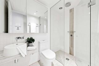 Charming 2BR Apt Near Victoria Market City Views - 4