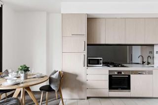 Charming 2BR Apt Near Victoria Market City Views - 5