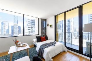 A Chic 2BR Apt City Views Near Southern Cross - 5