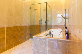 A Generous & Cozy 5BR Home in Ampang, FREE Parking - Ampang - 4